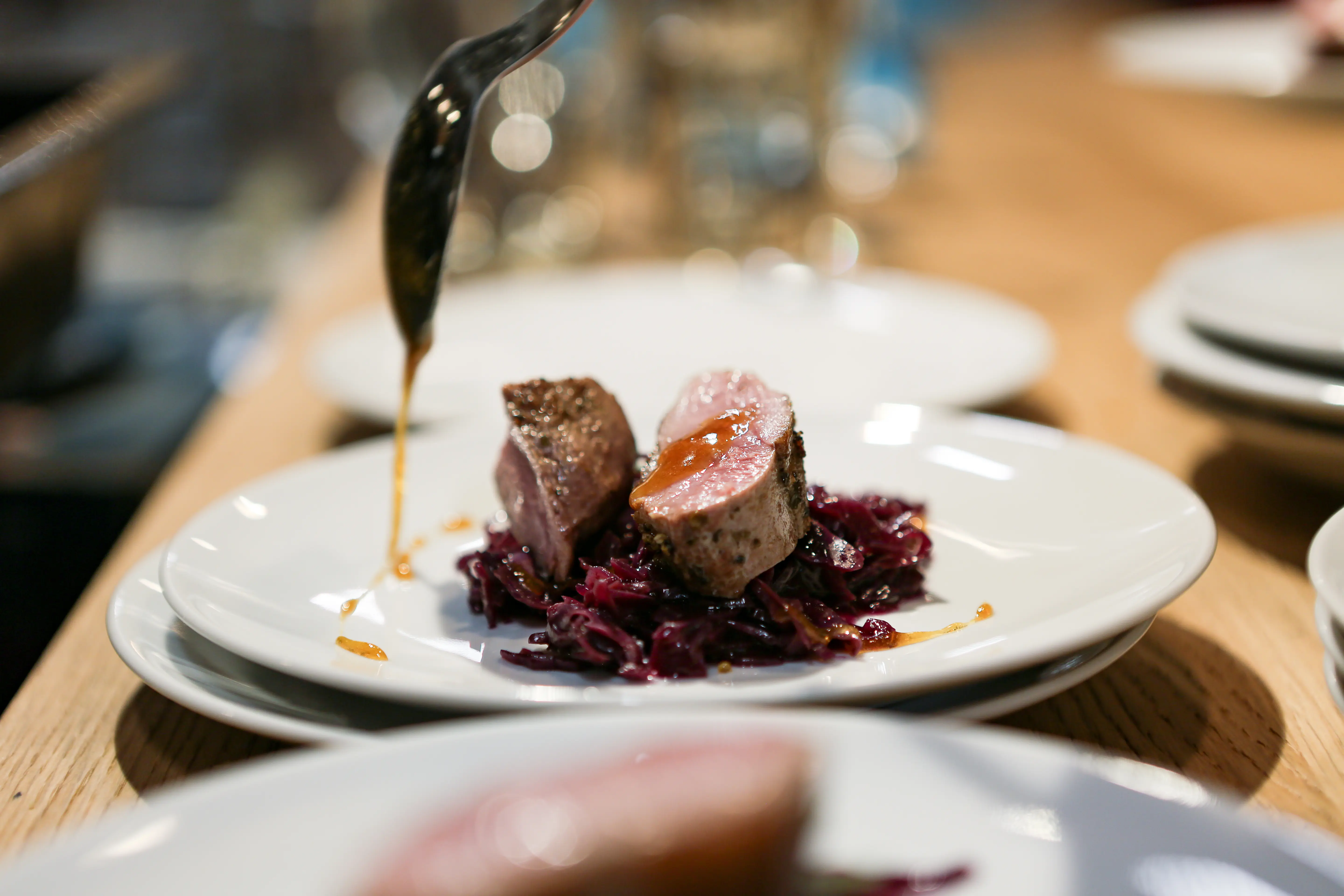 Schweinsmedallions auf Rotkraut