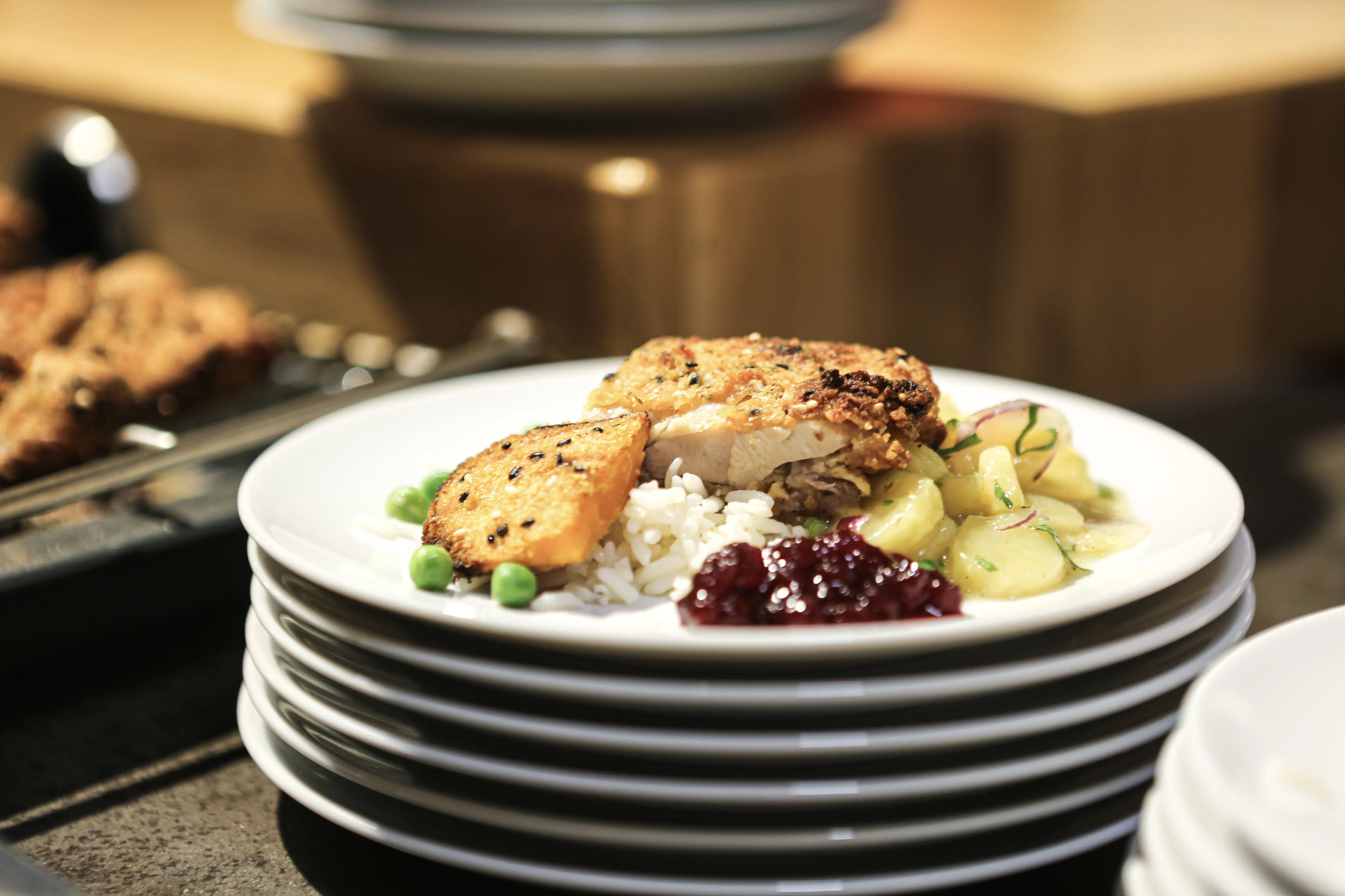 Schnitzel mit Kartoffelsalat und Reis